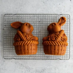 Nordic Ware Paashaas in Mandje Bakvorm